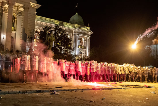 صورة للحاجز الأمنى المفروض أمام مبنى البرلمان فى صربيا قبل الاقتحام