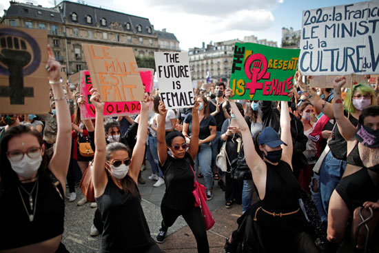 مسيرة للفتيات لرفض تعيين وزير الداخلية الفرنسى الجديد لاتهامه بالاغتصاب