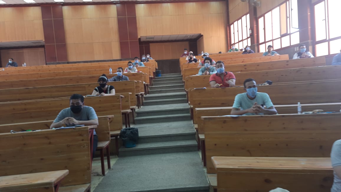 طلاب هندسة سوهاج يؤدون الامتحانات (11)