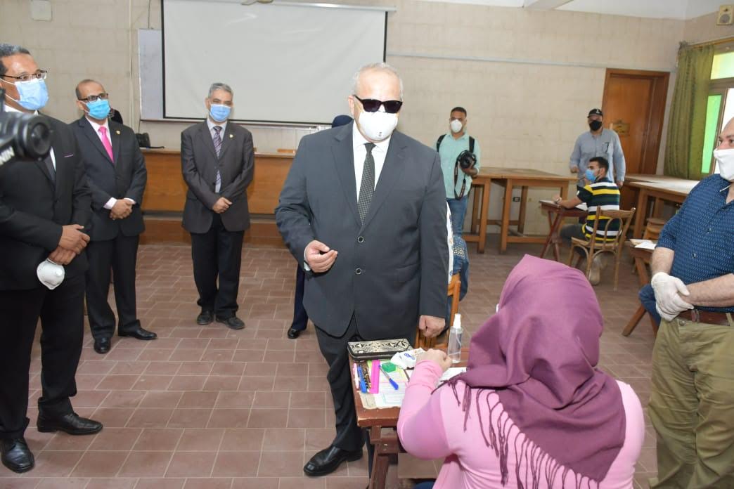 جانب من جولة رئيس جامعة القاهرة في الكليات التي تجرى بها امتحانات اليوم (5)