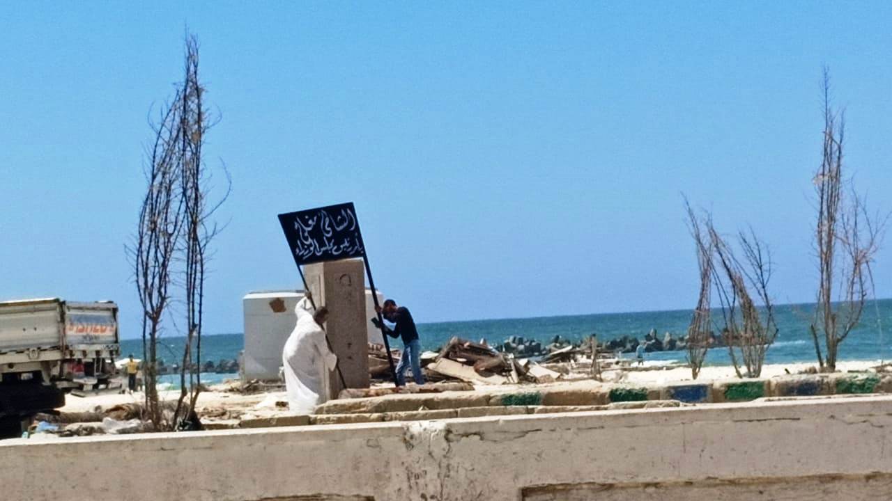 وضع لافتات مغلق بأمر الوزراء على شاطئ النخيل بالإسكندرية (3)