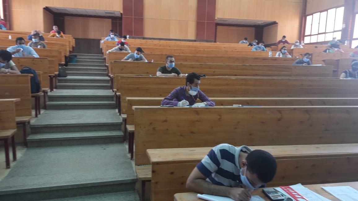 طلاب هندسة سوهاج يؤدون الامتحانات (14)