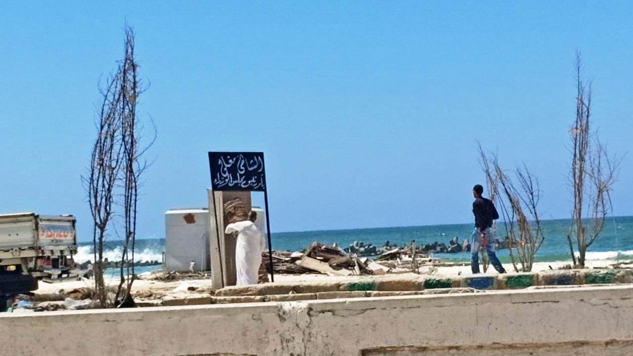 وضع لافتات مغلق بأمر الوزراء على شاطئ النخيل بالإسكندرية (2)