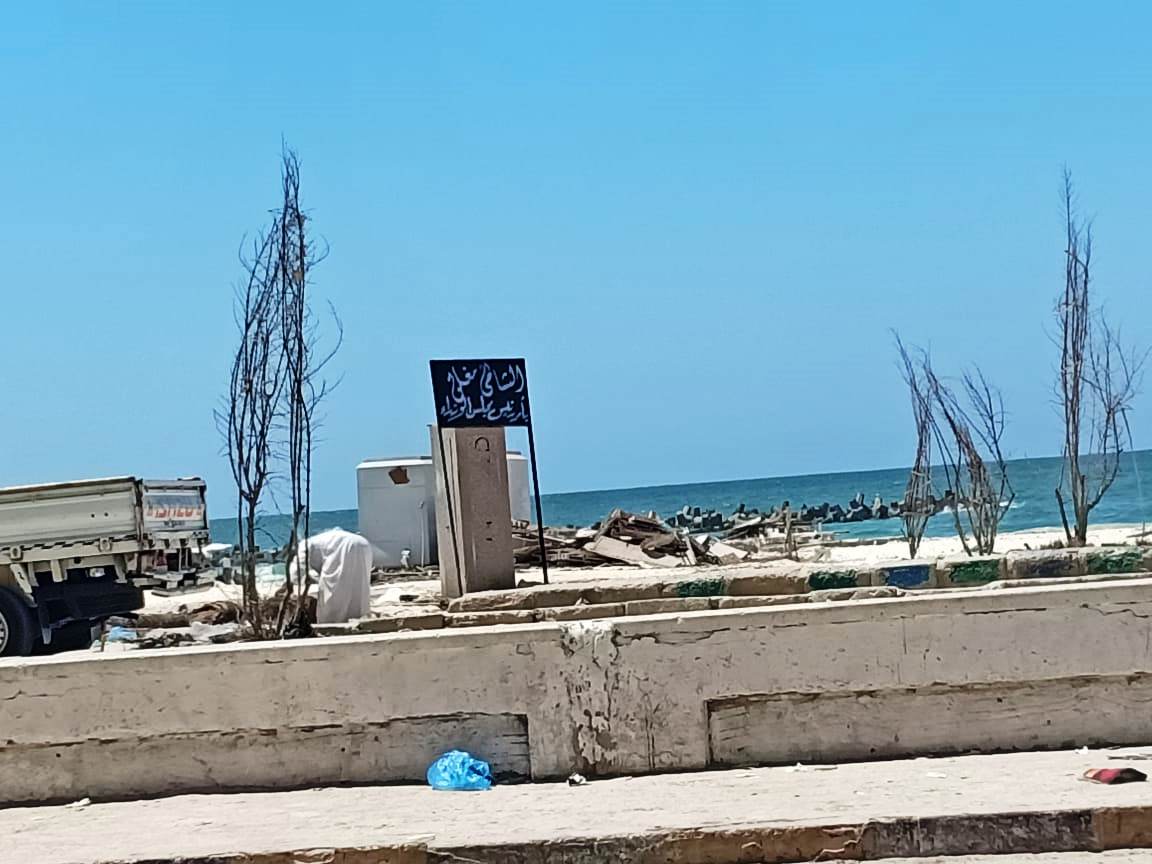 وضع لافتات مغلق بأمر الوزراء على شاطئ النخيل بالإسكندرية (1)