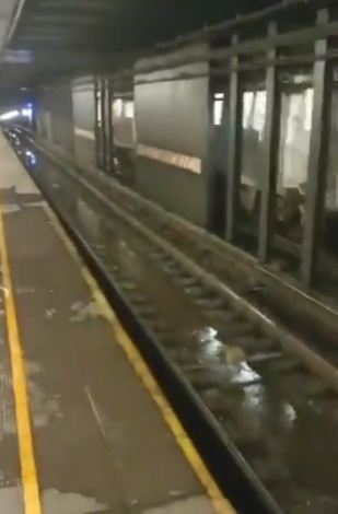 المياه فى محطة مترو نيويورك