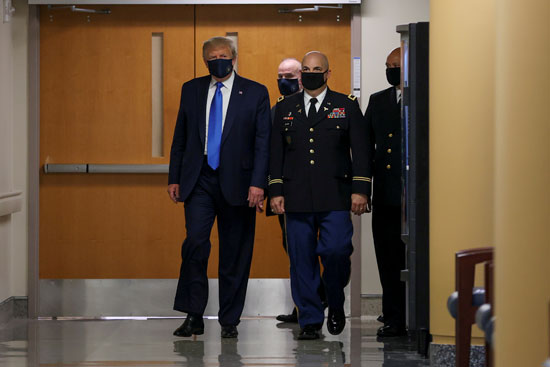 الرئيس الأمريكى يرتدى الكمامة داخل المركز الطبى