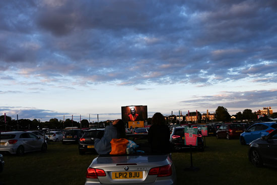 تجمع السيارات لمشاهدة الفيلم