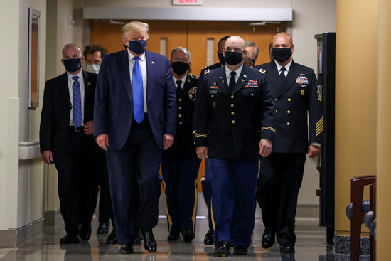دونالد ترامب يرتدى الكمامة داخل المركز الطبى