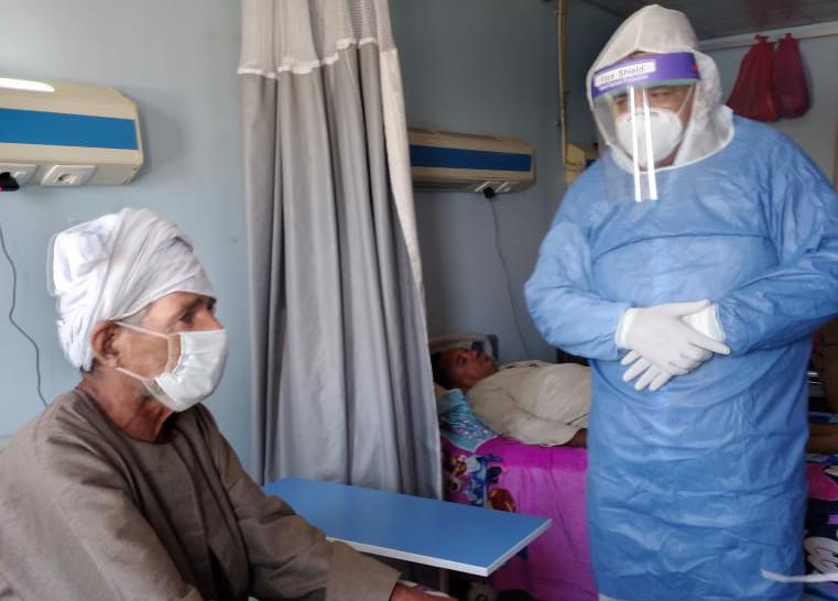 مستشفى الأقصر العام تشهد خروج 15 حالة بعد شفاؤهم من فيروس كورونا (1)