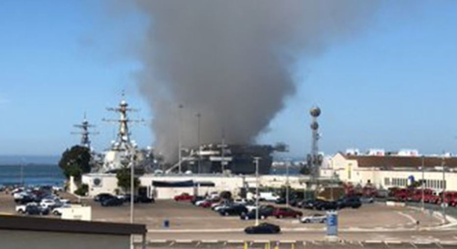 حريق بسفينة بونهوم ريتشارد بالقاعدة البحرية الأمريكية فى سان دييجو (4)