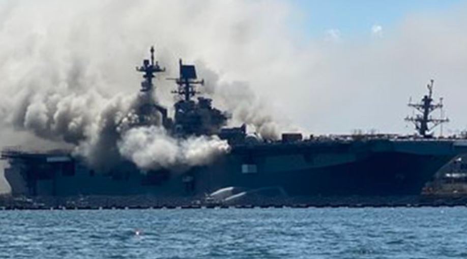 حريق بسفينة بونهوم ريتشارد بالقاعدة البحرية الأمريكية فى سان دييجو (2)