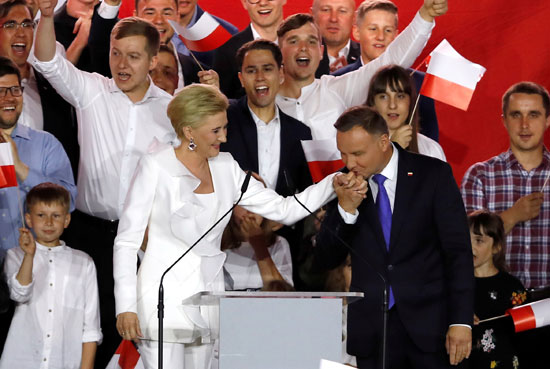 الرئيس البولندي والمرشح الرئاسي لحزب القانون والعدالة يقبل يد زوجته