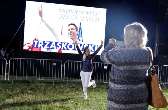 أنصار عمدة وارسو رافال ترزاسكوفسكي المرشح الرئاسي