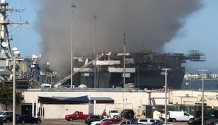 حريق بسفينة بونهوم ريتشارد بالقاعدة البحرية الأمريكية فى سان دييجو (3)