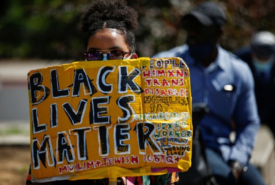 متظاهر يحمل لافتة أثناء مظاهرة Black Lives Matter في ماربل بلندن