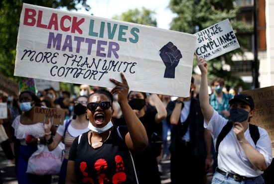 متظاهرون يرتدون أقنعة للوجه أثناء مسيرة خلال احتجاجات Black Lives Matter في لندن