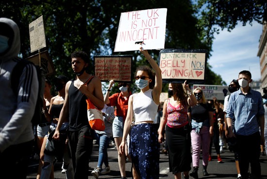 متظاهرون يرتدون أقنعة للوجه أثناء مسيرة خلال احتجاجات حياة السود في لندن