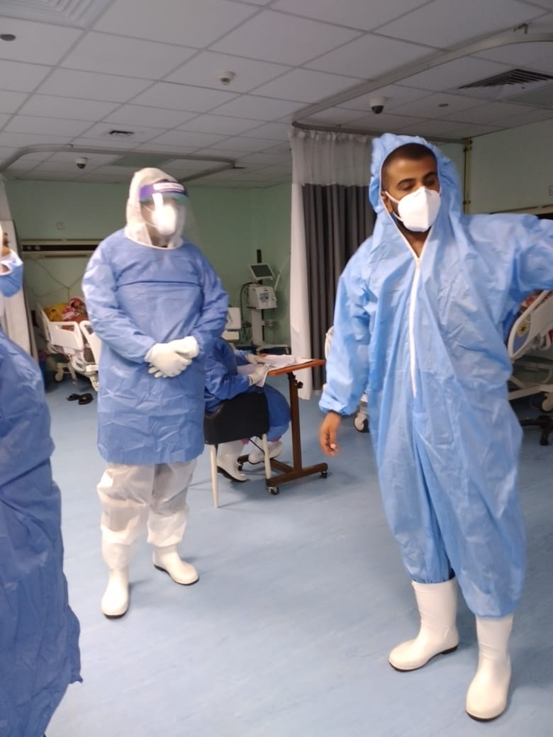مستشفى الأقصر العام تشهد خروج 15 حالة بعد شفاؤهم من فيروس كورونا (2)