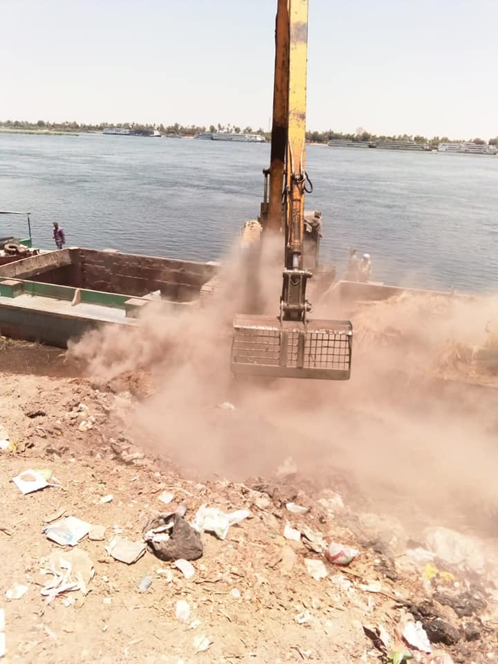 حماية النيل بالأقصر تنفذ 18 قرار إزالة مخلفات ردم بناحية القرنة والضبعية (4)