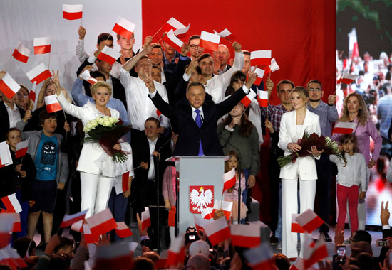 الرئيس البولندي دودا يخاطب مؤيديه بعد الجولة الثانية من الانتخابات (6)