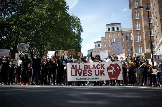 متظاهرون يتظاهرون أثناء مظاهرة حياة سوداء بلندن