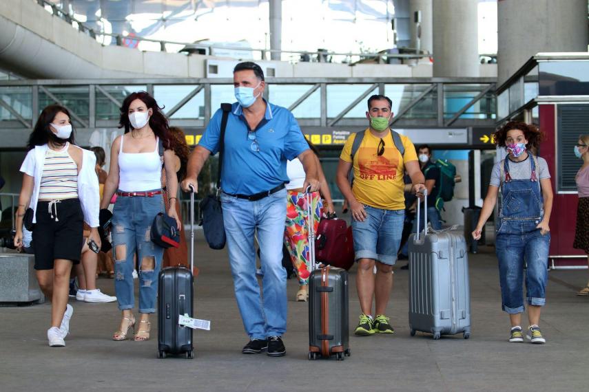 السياح يصلون لمطار بابلو فى مالجا