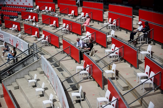 التباعد الإجتماعى شعار المشجعين فى ملعب  شتيفي جراف في برلين