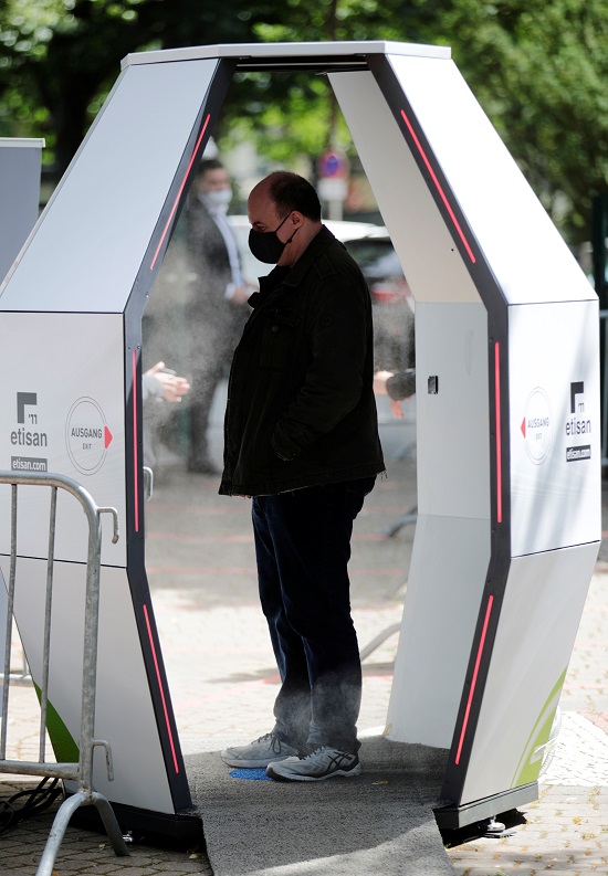 أحد المشجعين فى بوابة التعقيم