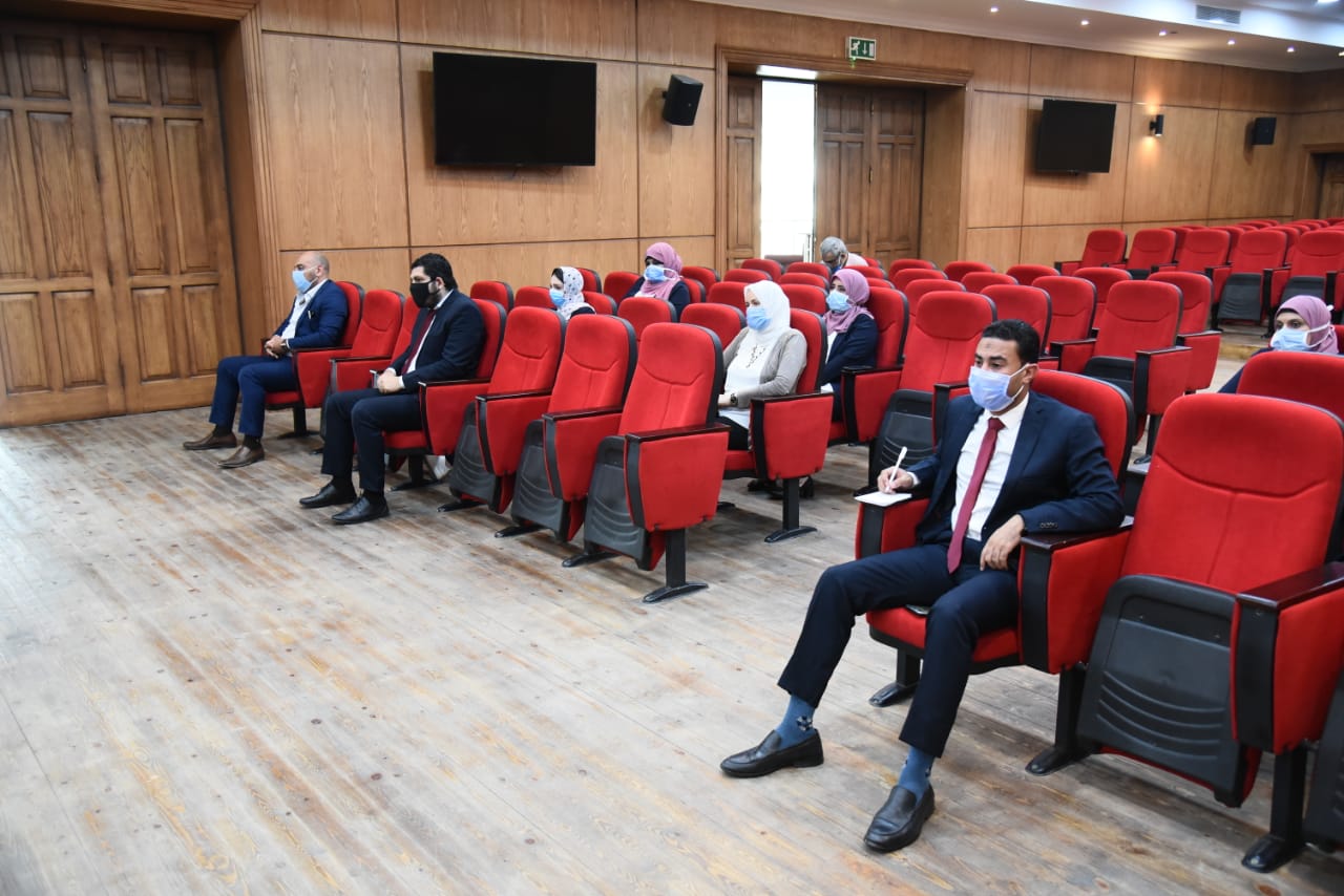 محافظ بورسعيد يجتمع مع العاملين بالجهاز التنفيذي ويشيد بجهودهم (8)
