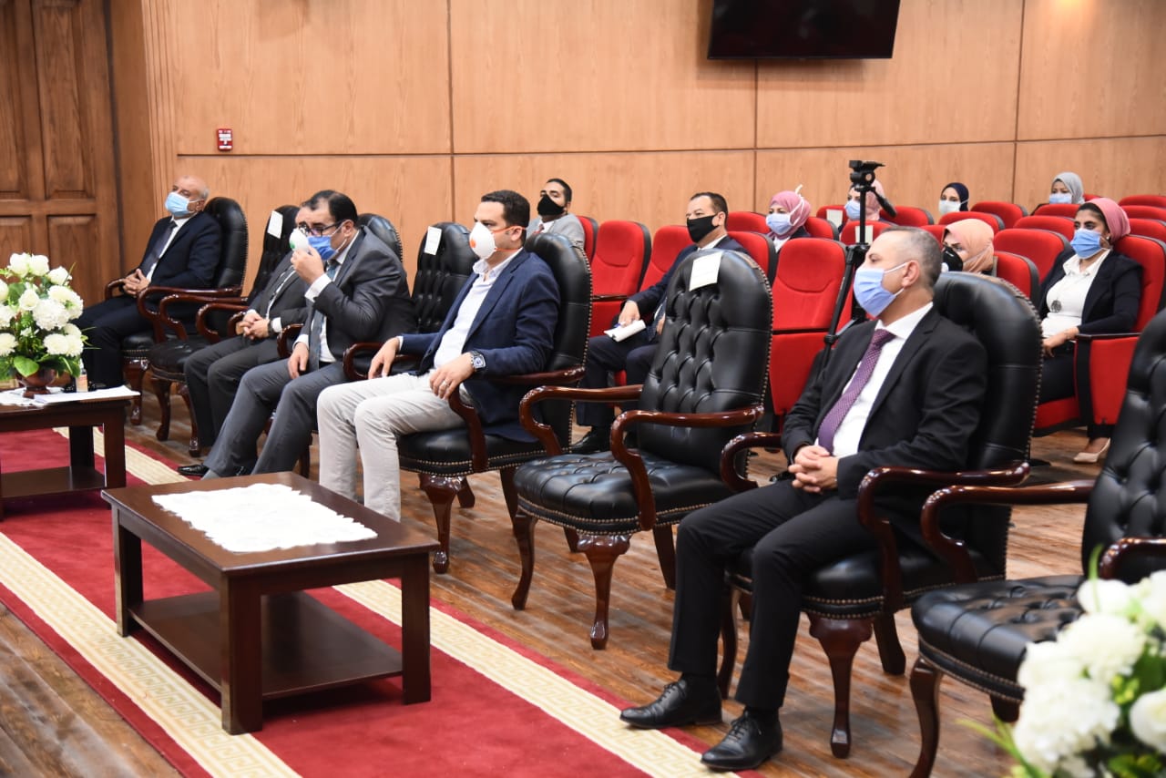 محافظ بورسعيد يجتمع مع العاملين بالجهاز التنفيذي ويشيد بجهودهم (3)
