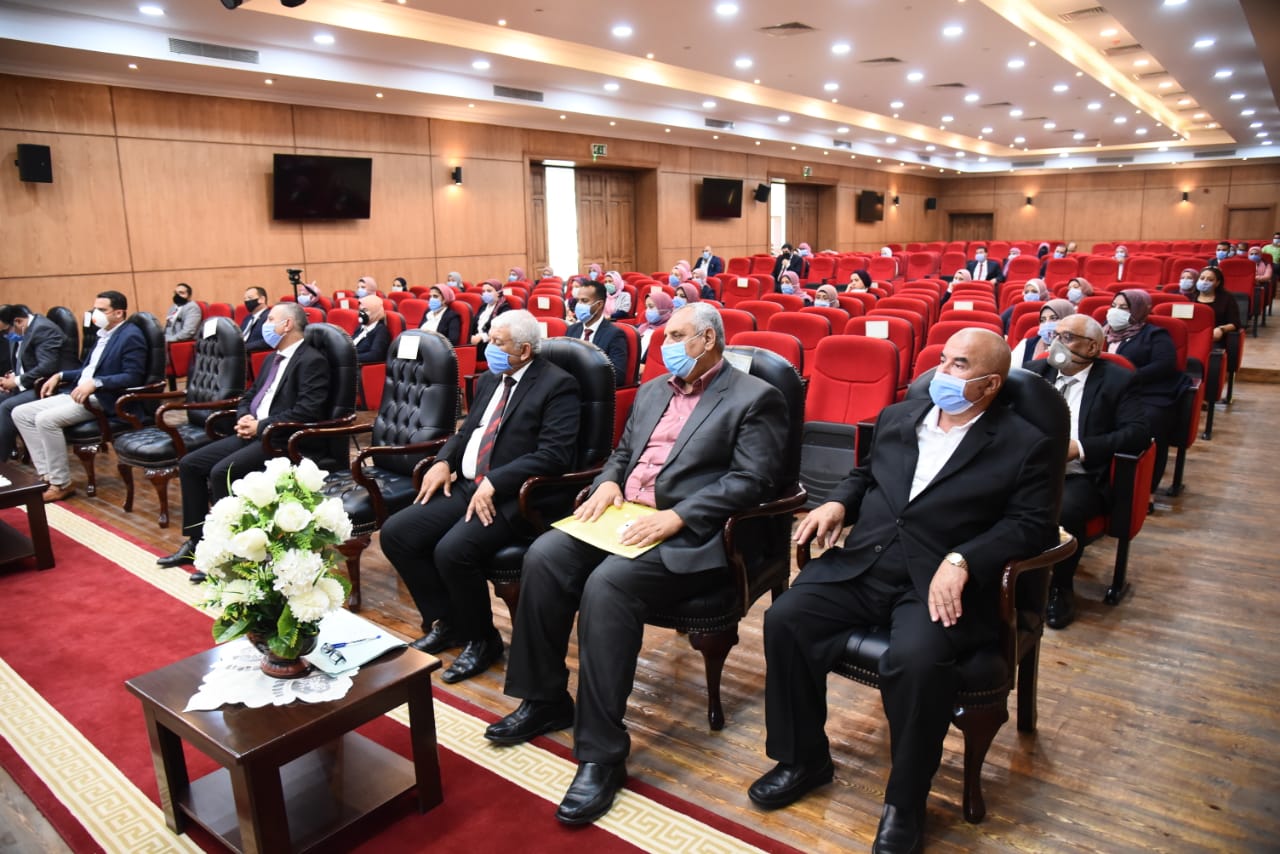 محافظ بورسعيد يجتمع مع العاملين بالجهاز التنفيذي ويشيد بجهودهم (6)