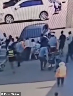 فتاة تنجو من الموت بعد سقوطها أسفل سيارة بالصين (1)