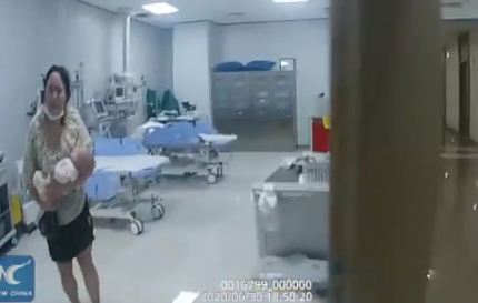الام تحى الضابط بعد وصولها المستشفى