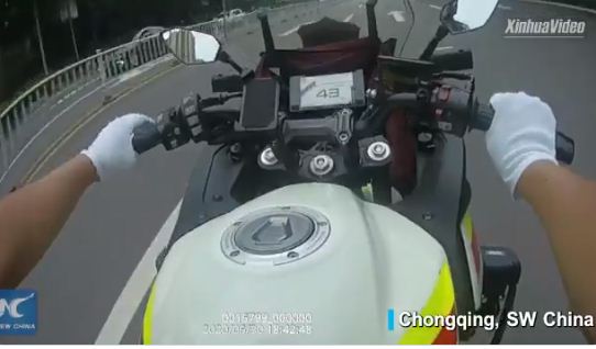 ضابط الشرطة على الدراجة البخارية