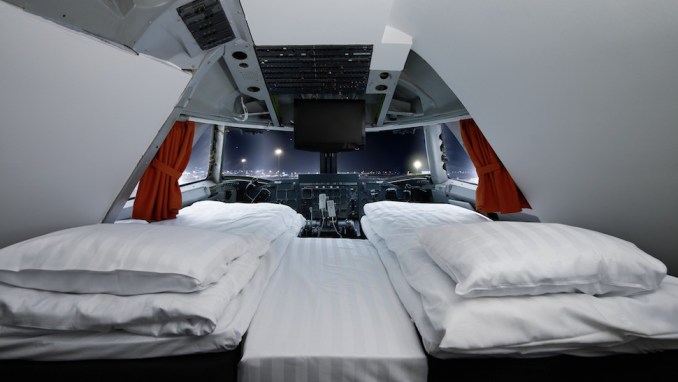 غرفة نوم داخل طائرة