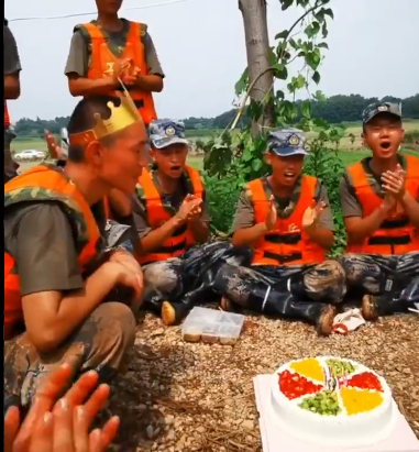 جندي صيني يحتفل بعيد ميلاده خلال مكافحته مع زملائه الفيضانات (3)