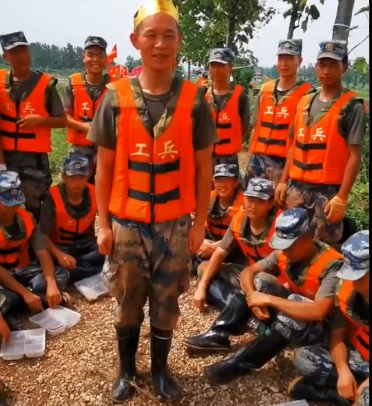 جندي صيني يحتفل بعيد ميلاده خلال مكافحته مع زملائه الفيضانات (1)