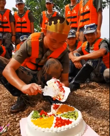 جندي صيني يحتفل بعيد ميلاده خلال مكافحته مع زملائه الفيضانات (2)
