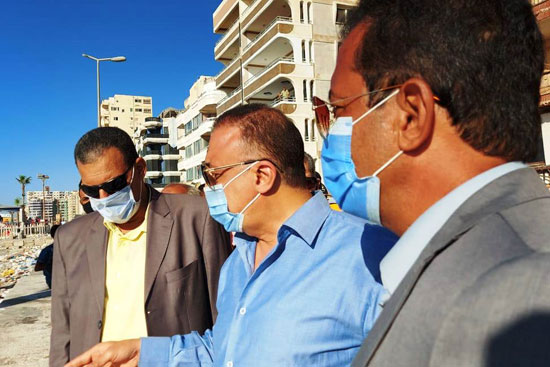 محافظ الإسكندرية يتفقد شاطئ النخيل (4)