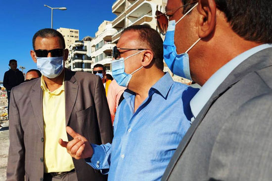 محافظ الإسكندرية يتفقد شاطئ النخيل (2)