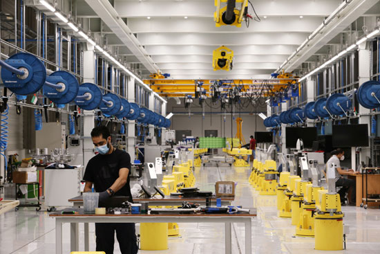 أحد العاملين بالمصنع أحد العاملين بالمصنع