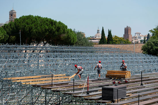 يقوم العمال ببناء منطقة جلوس للعروض الصيفية لدار الأوبرا فى روما