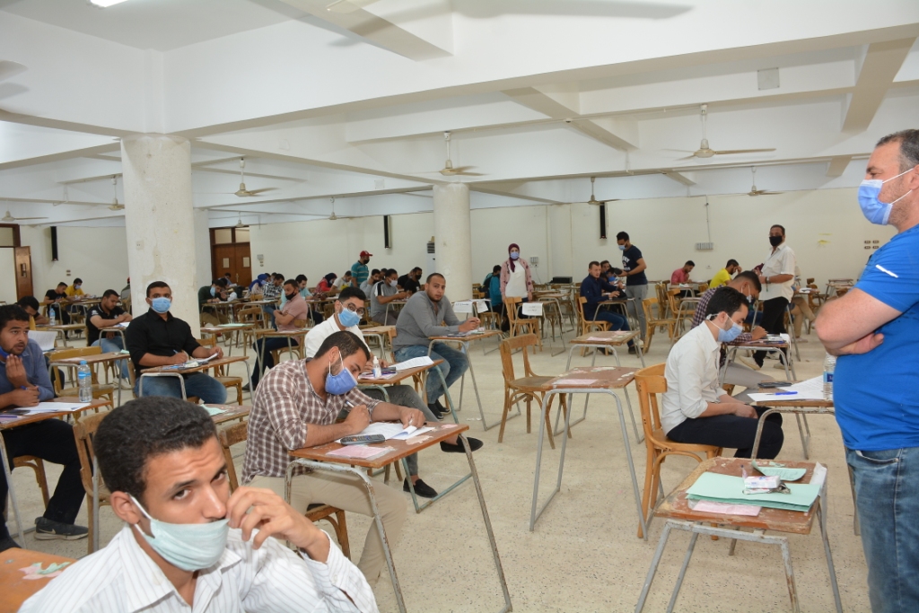 رئيس جامعة أسيوط يعلن مرور الأسبوع الأول من الامتحانات دون حالات اشتباه بفيروس كورونا (5)