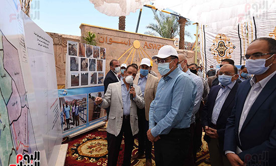 رئيس الوزراء يتفقد مشروع احلال وتجديد البنية التحتية لطريق السادات تصوير سليمان العطيفى‎ (1)