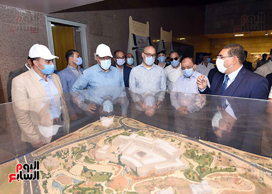 رئيس الوزراء يتجول بمتحف النوبة ويطمئن على الالتزام بالإجراءات الاحترازية‎ تصوير سليمان العطيفى (1)