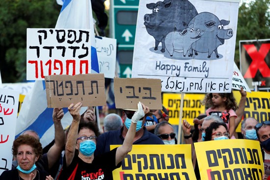 لافتات تطالب باستقالة نتنياهو
