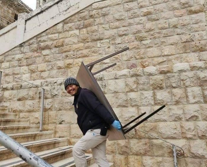 ينقل المعدات بجانب المسجد