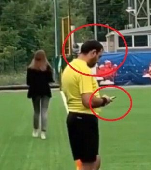 مساعد الحكم يلعب فى هاتفه