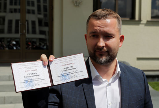 المرشح الرئاسي سيرجى تشيريشين يُظهر شهادة التسجيل