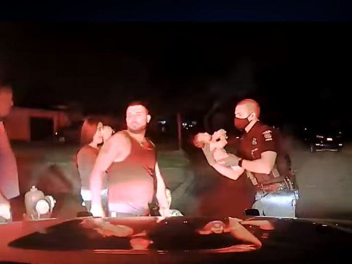 ضابط الشرطة ينقذ الطفلة الرضيعة